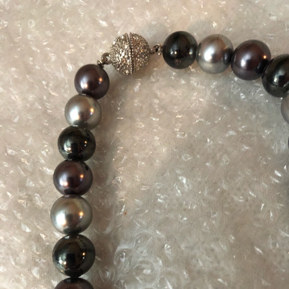 Three tone string of pearl-like beads.